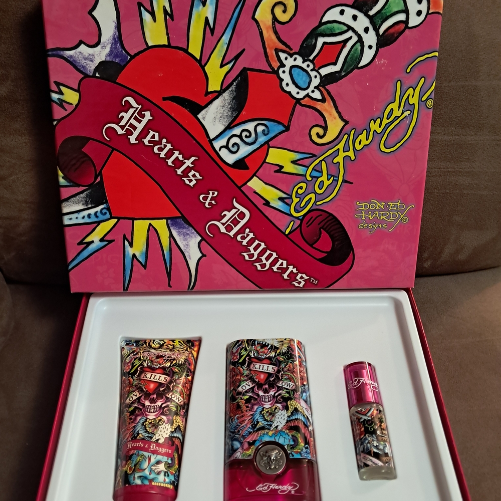 Ed Hardy Hearts & Daggers Women's Set - Red and Pink